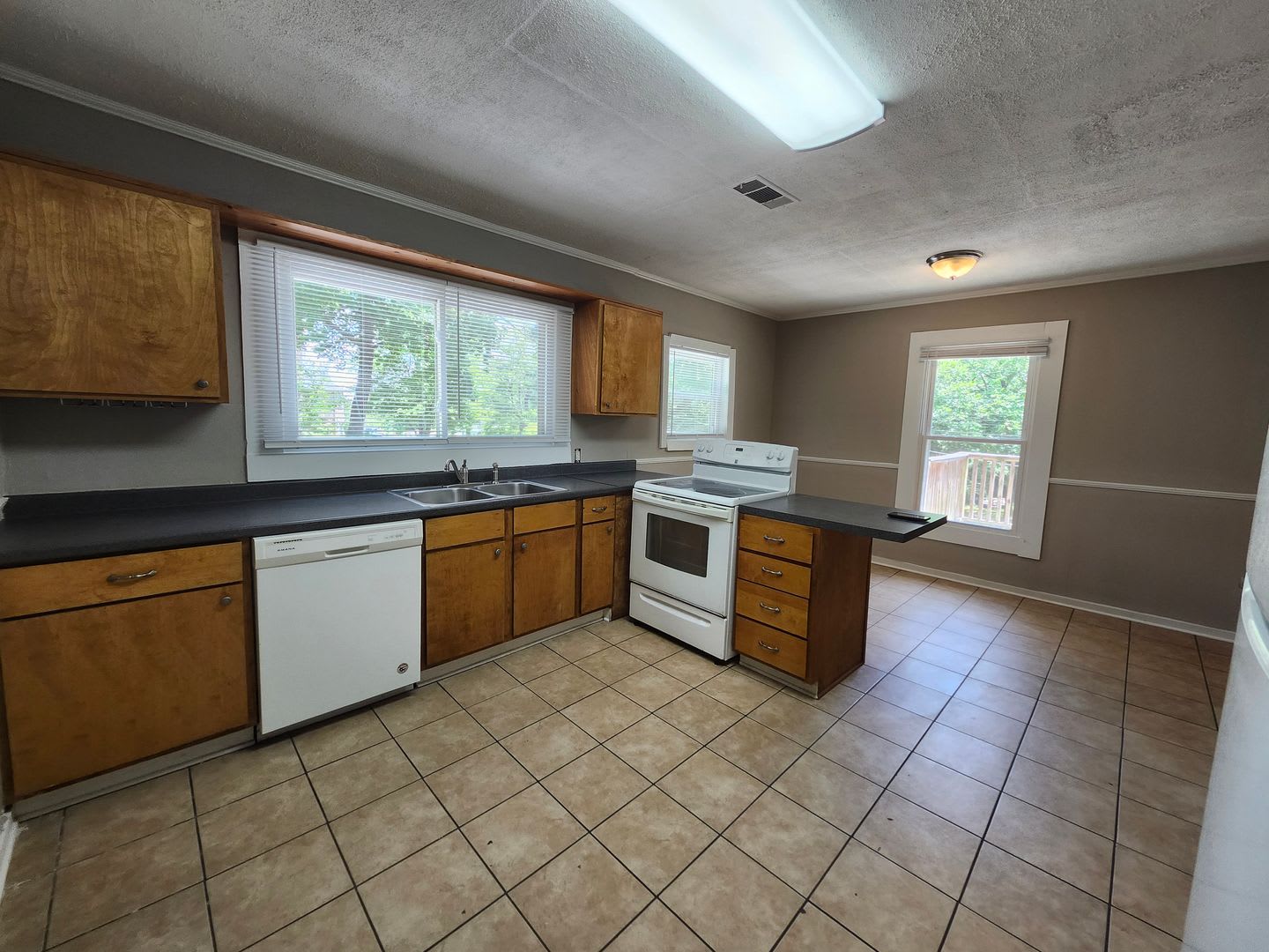 3 Bedroom 2 Bath Home With Den In Convenient Location – photo 2