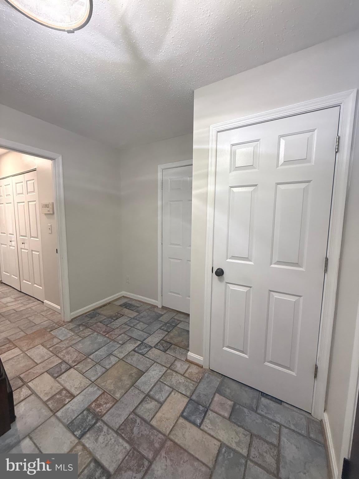 110 LAKEVIEW Court – photo 3