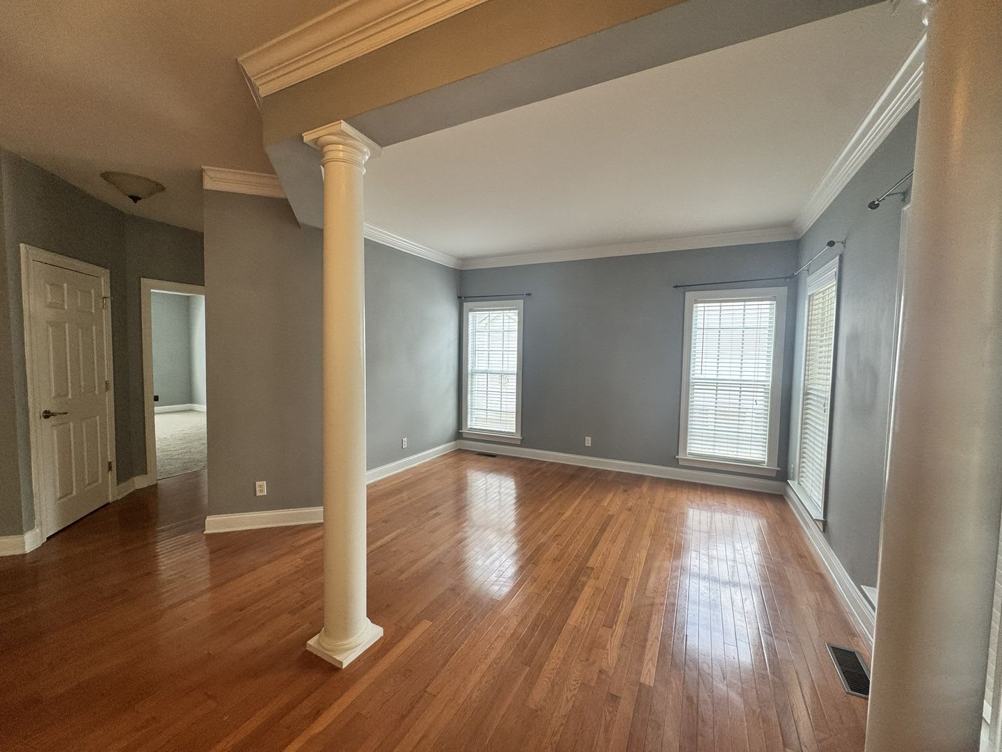 Fabulous home! 5 Bedrooms, 4 Bathrooms!! ***HALF OFF FIRST FULL MONTH RENT*** – photo 2