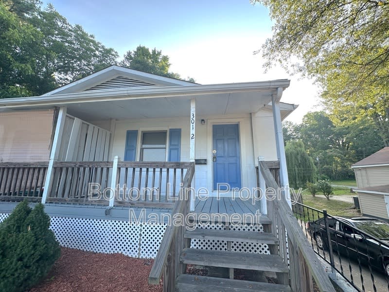 301 Vivian St – photo 2