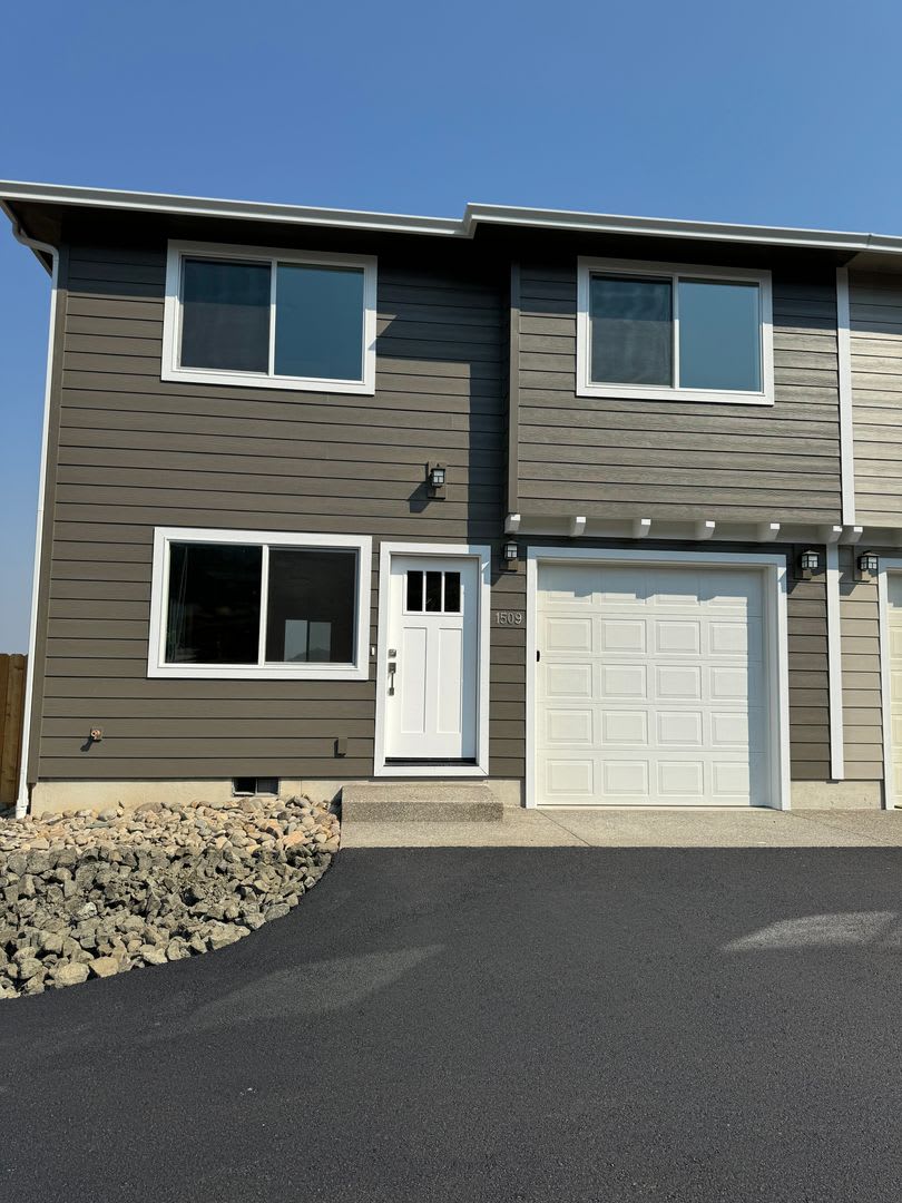 New 3 bedroom 2 1/2 bath home townhome on west side of Roseburg – photo 1