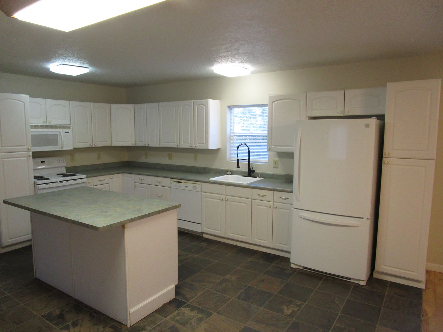 *PRICE IMPROVEMENT* House on Lower Side of Juniper Canyon with Property Space – photo 4