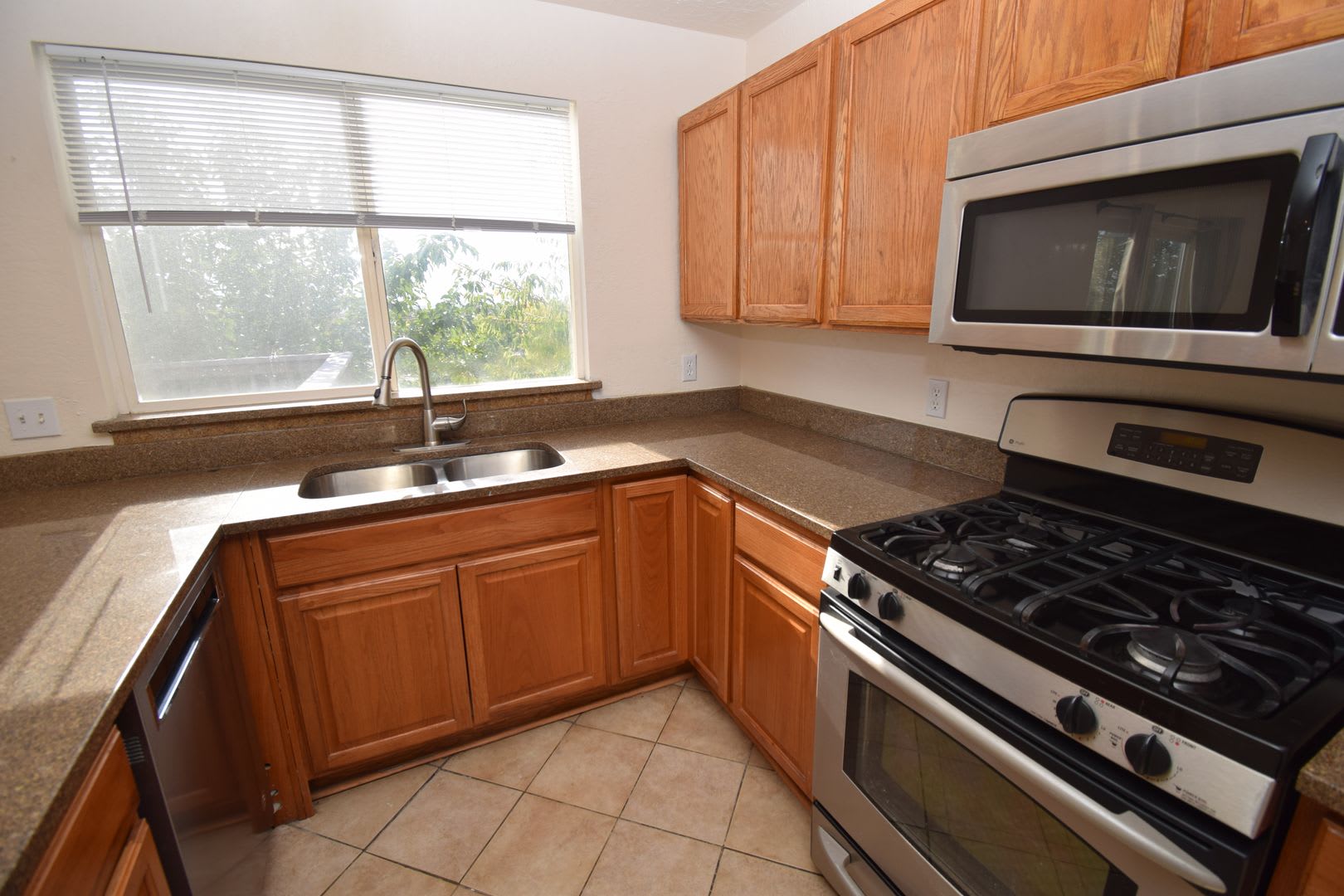Great 5 Bed 2 Bath Home in Kearns!!! – photo 4