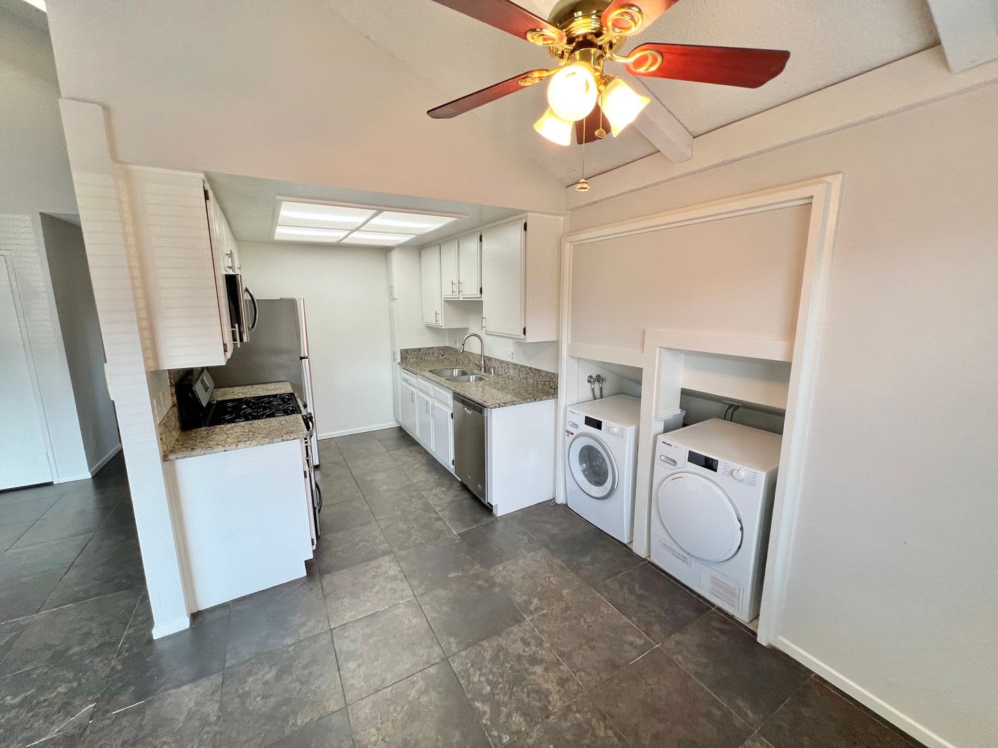 Spacious 2-Bedroom, 2-Bathroom Alamitos Beach Retreat – photo 5