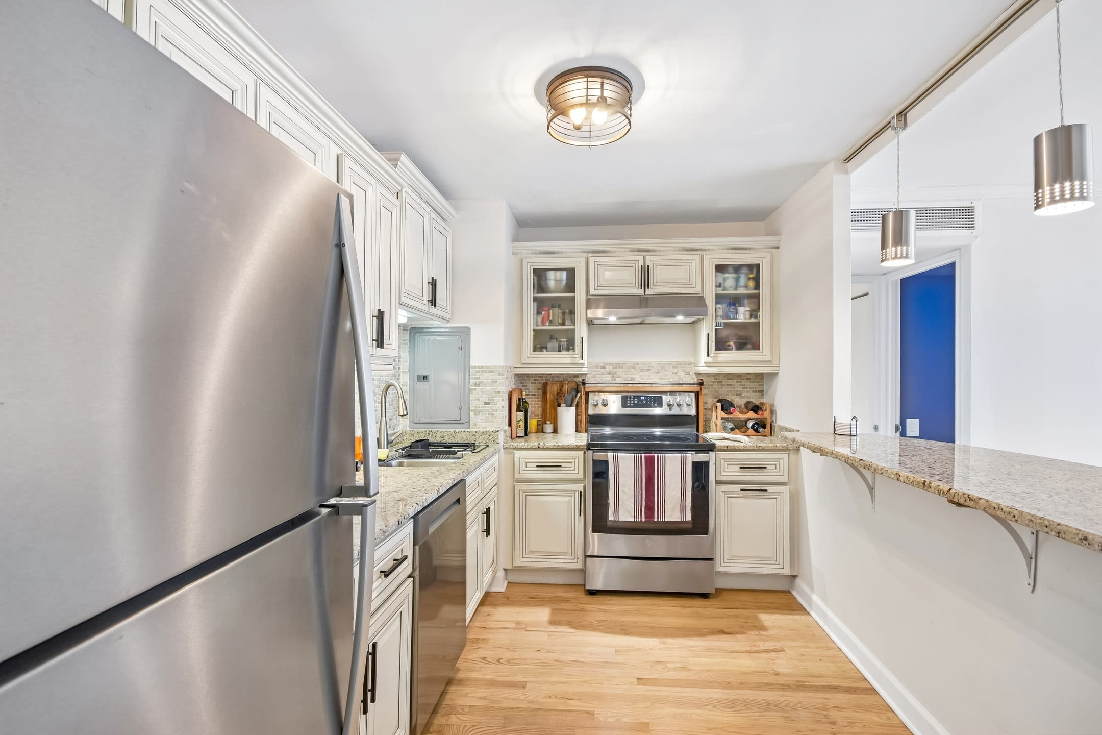 260 E Chestnut St – photo 2