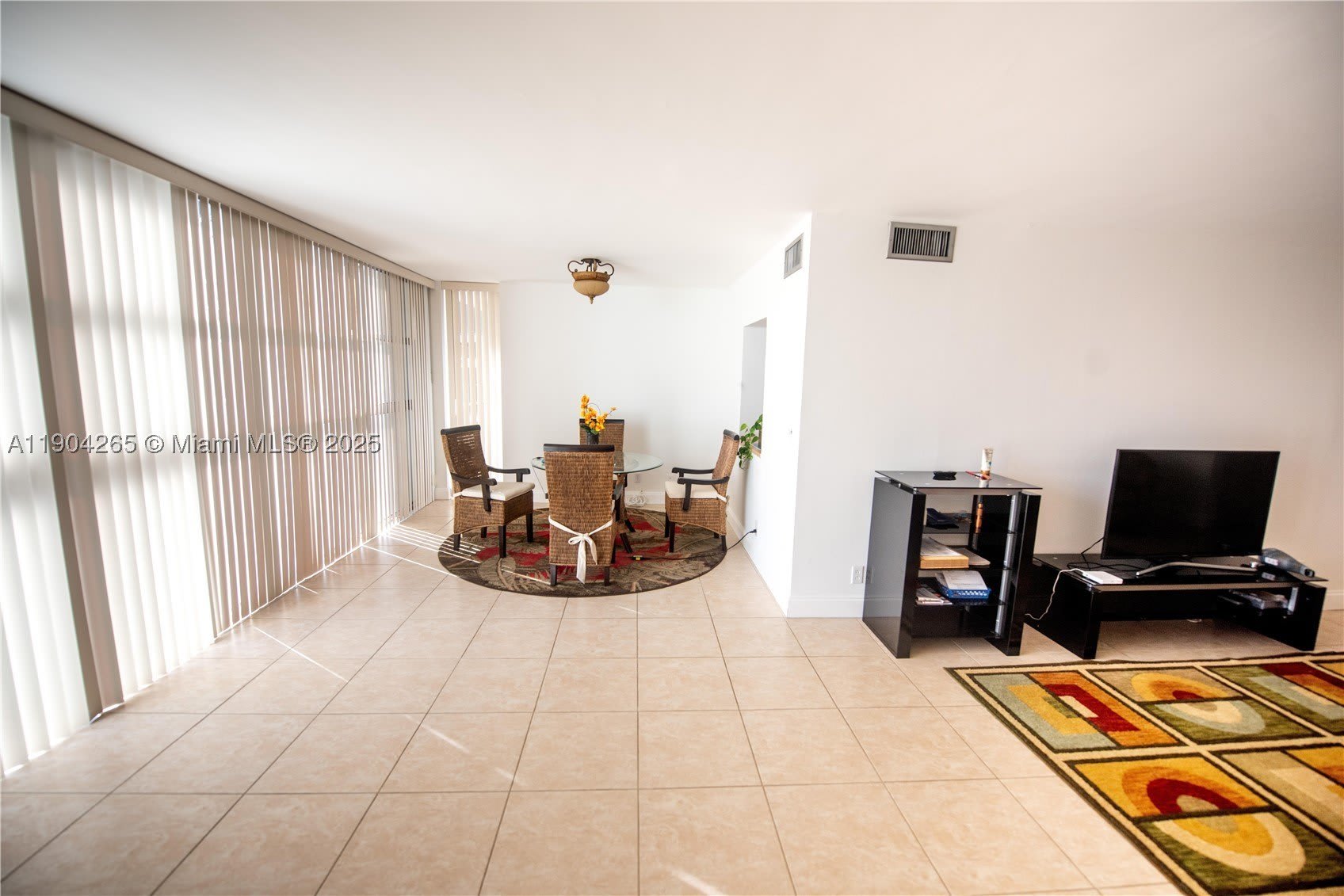 200 Leslie Dr – photo 2
