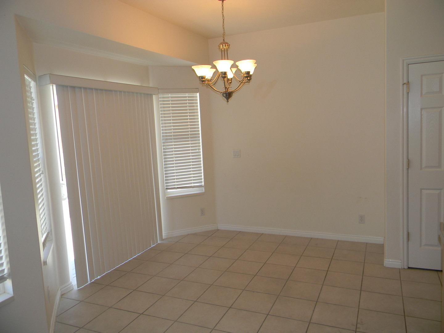 Awesome 4 Bedroom 3 Bath Draper Home in Draper!!! – photo 5