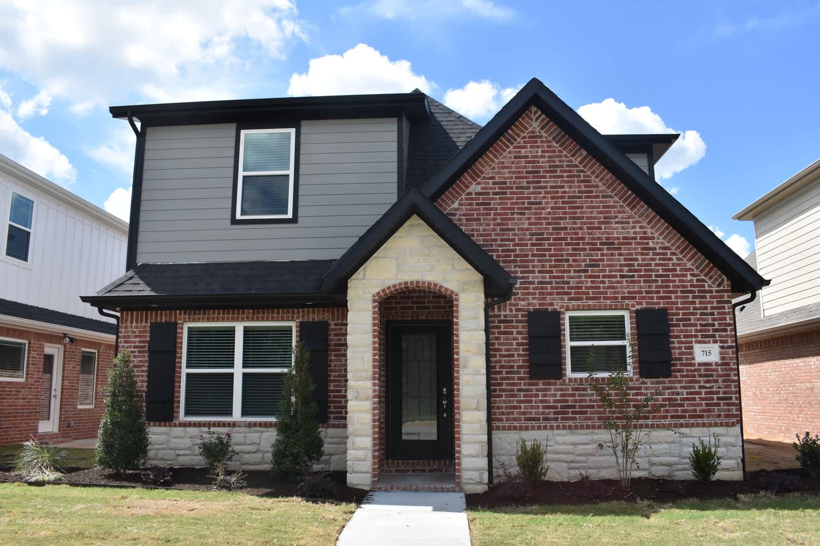 Luxurious 4 Bedroom 2.5 Bathroom in the Heart of Fayetteville, Arkansas!! – photo 1