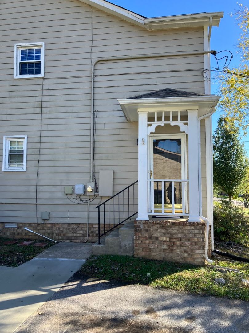 500 Off This Desirable Townhome Move In By 08 15 2026 – photo 2