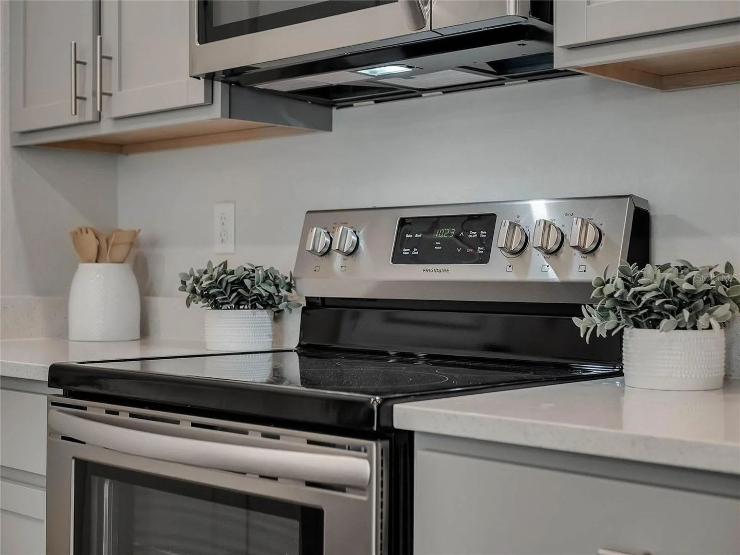 Furnished 4BR Dual-Master Corner Townhome – photo 4