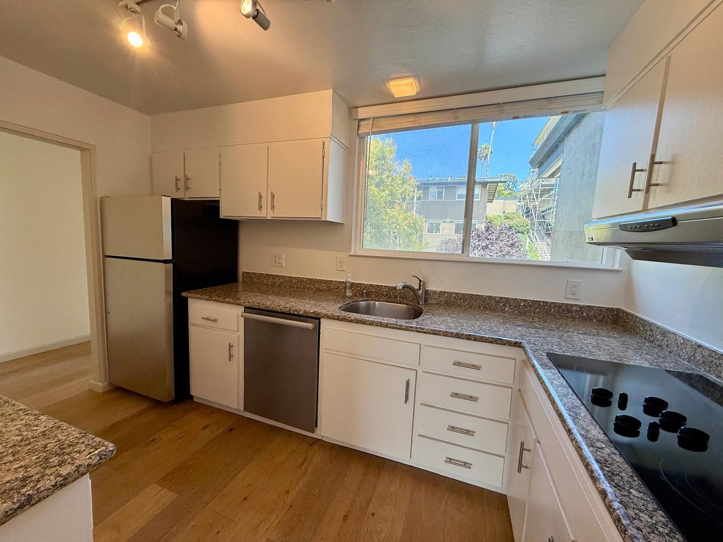 Beautifully Updated Two Bed One Bath Tiburon Condo With Panoramic Views – photo 3