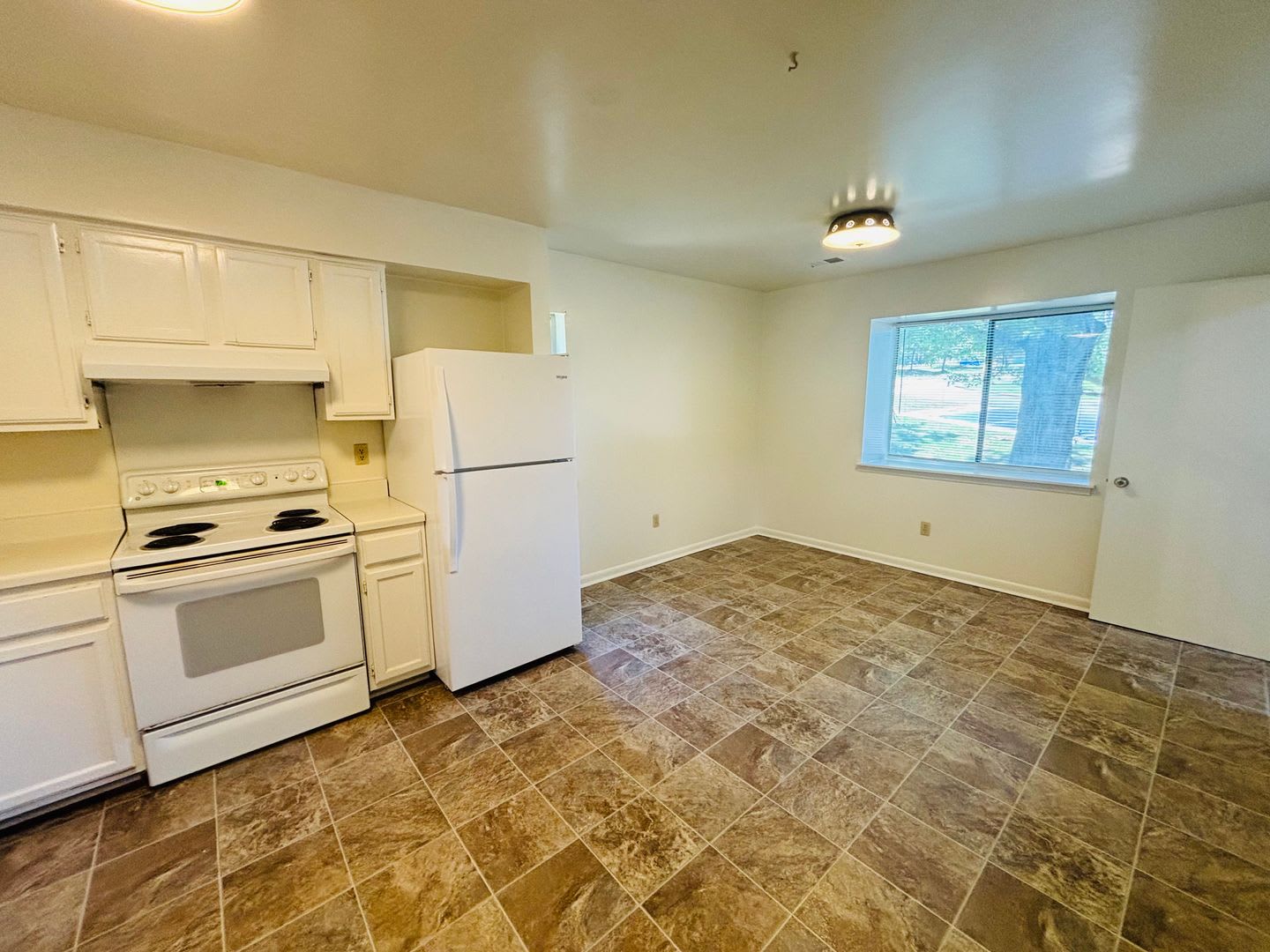 3 Bedroom 2 Bath Townhouse – photo 4