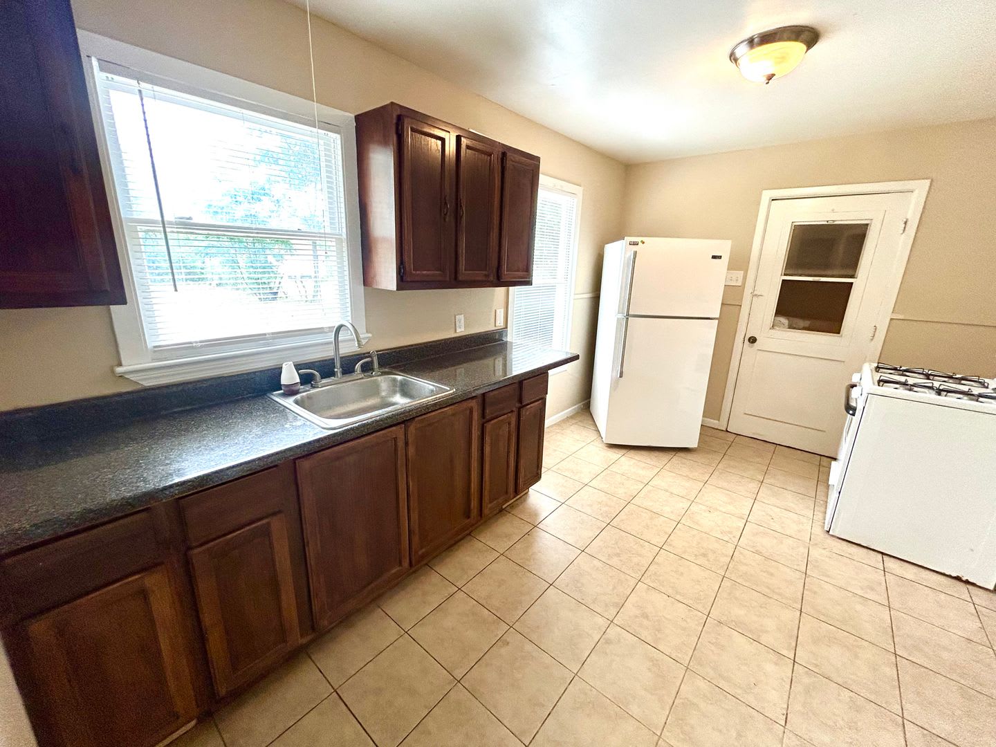 *MOVE IN SPECIAL* 2-Bedroom House with Large Fenced Backyard! – photo 5