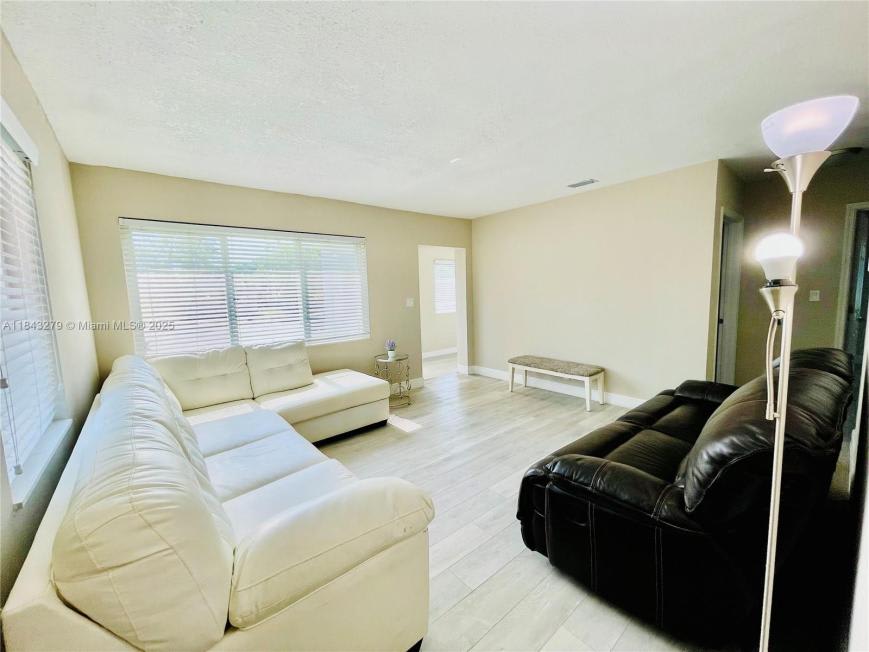 1002 S 27th Ave – photo 2