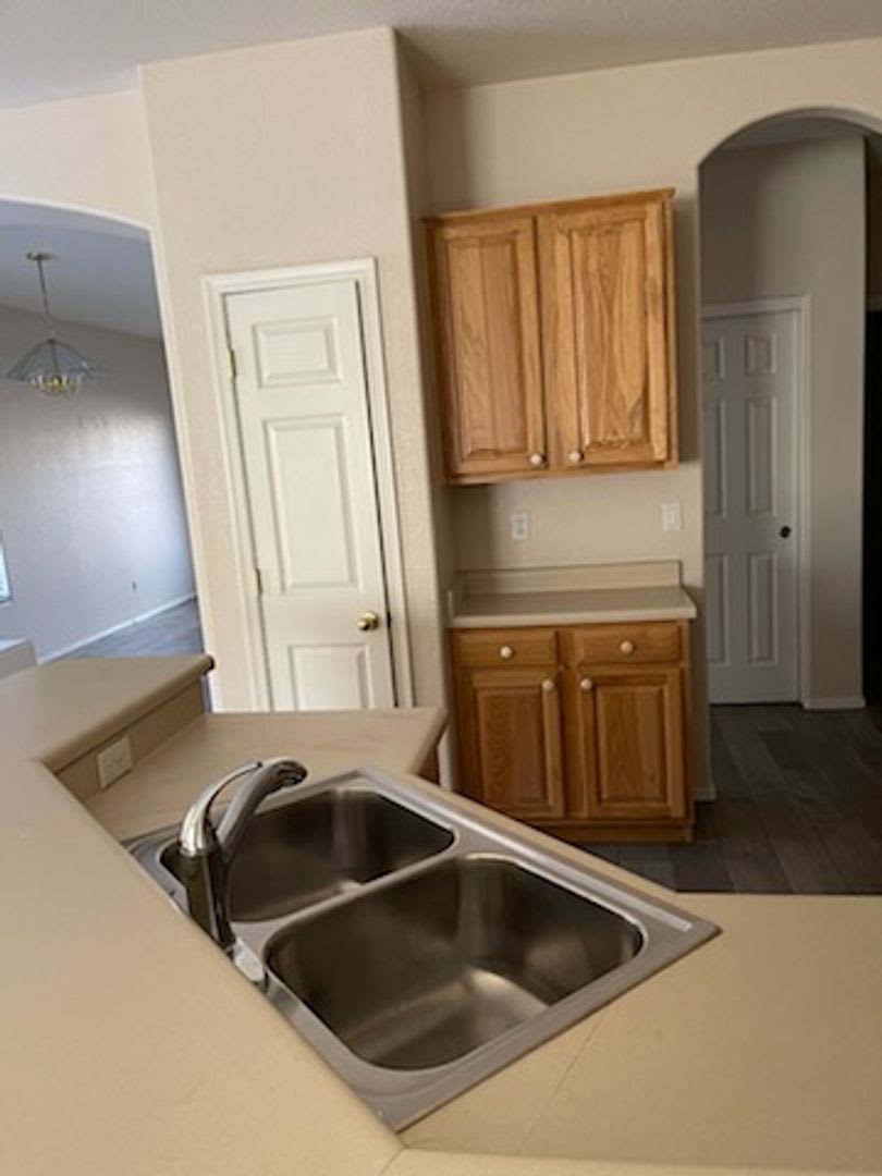 4 bedroom 2 bath in Goodyear – photo 4