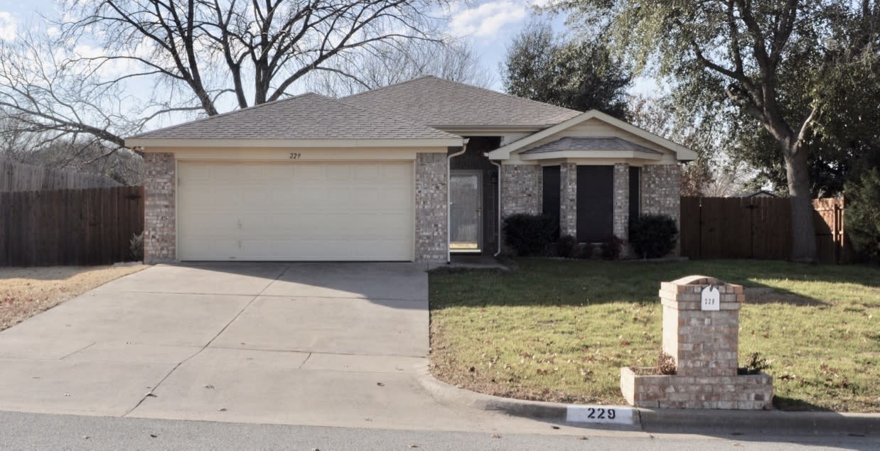 For Lease! Nice 3 -2-2 Brick Home In Briarwood. Great Location with Easy Access To I-20. – photo 1