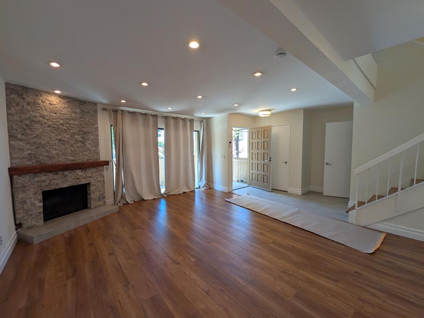 Charming End-Unit Townhome in the Heart of Chatsworth – photo 5