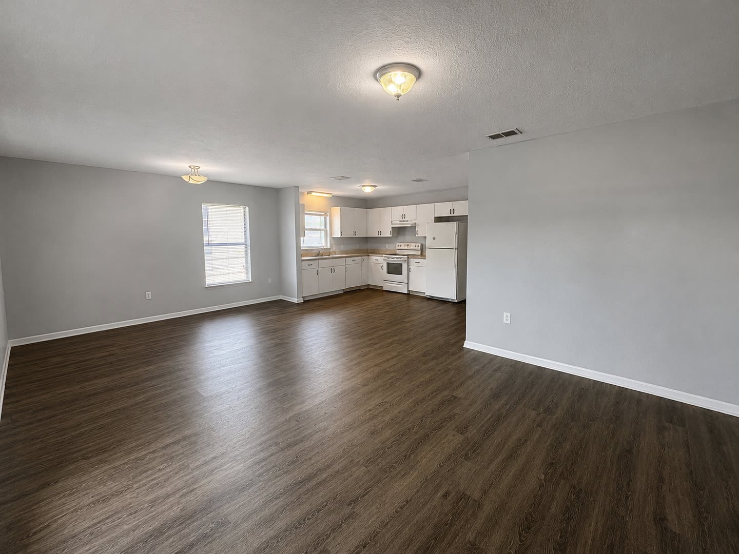Spacious 2BR/1BA Duplex with Vaulted Ceilings & Bonus Space! – photo 3