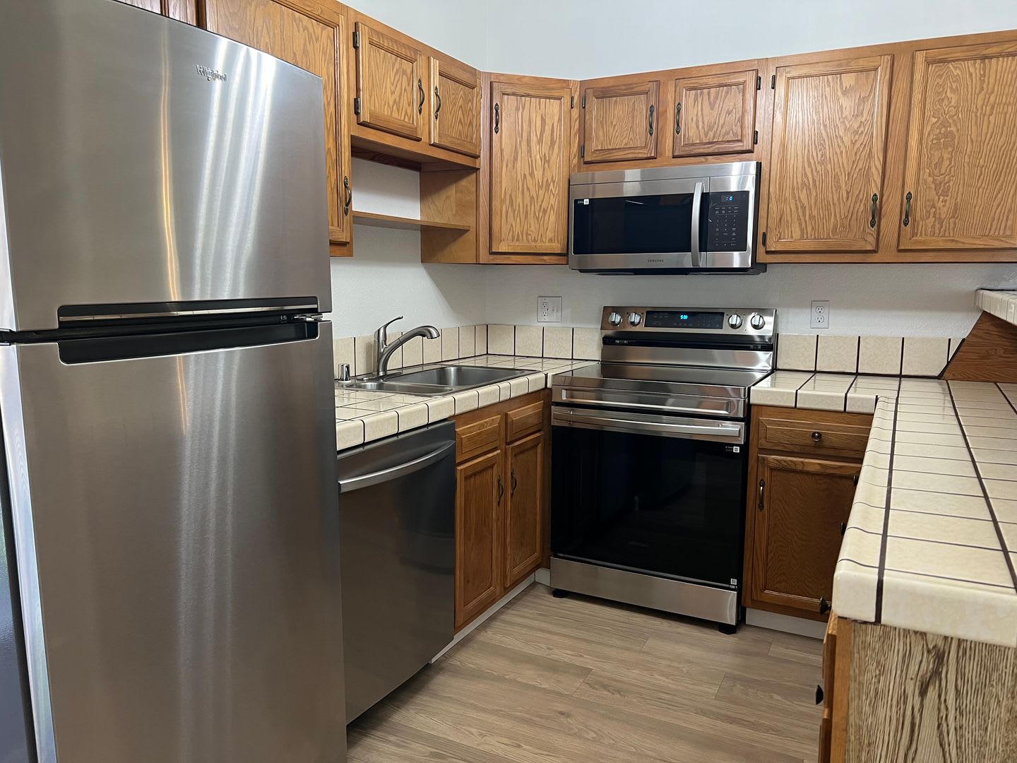 Burlingame 2/1 Remodeled upper unit Ready Now – photo 1