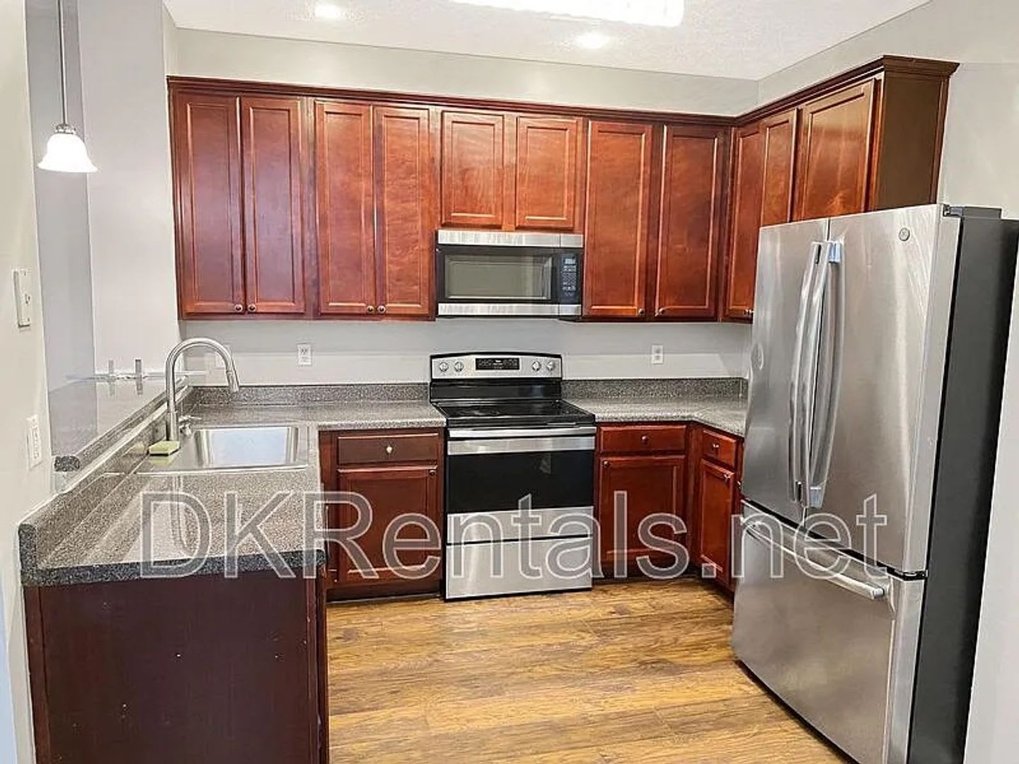 Room in 3 Bedroom Home at Stone Gate Way – photo 2
