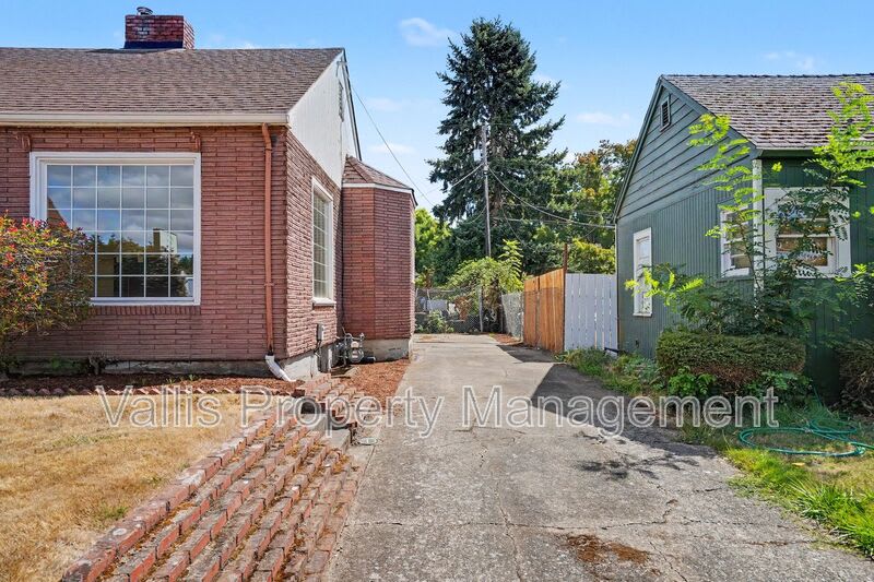 1470 Capitol Street NE – photo 3