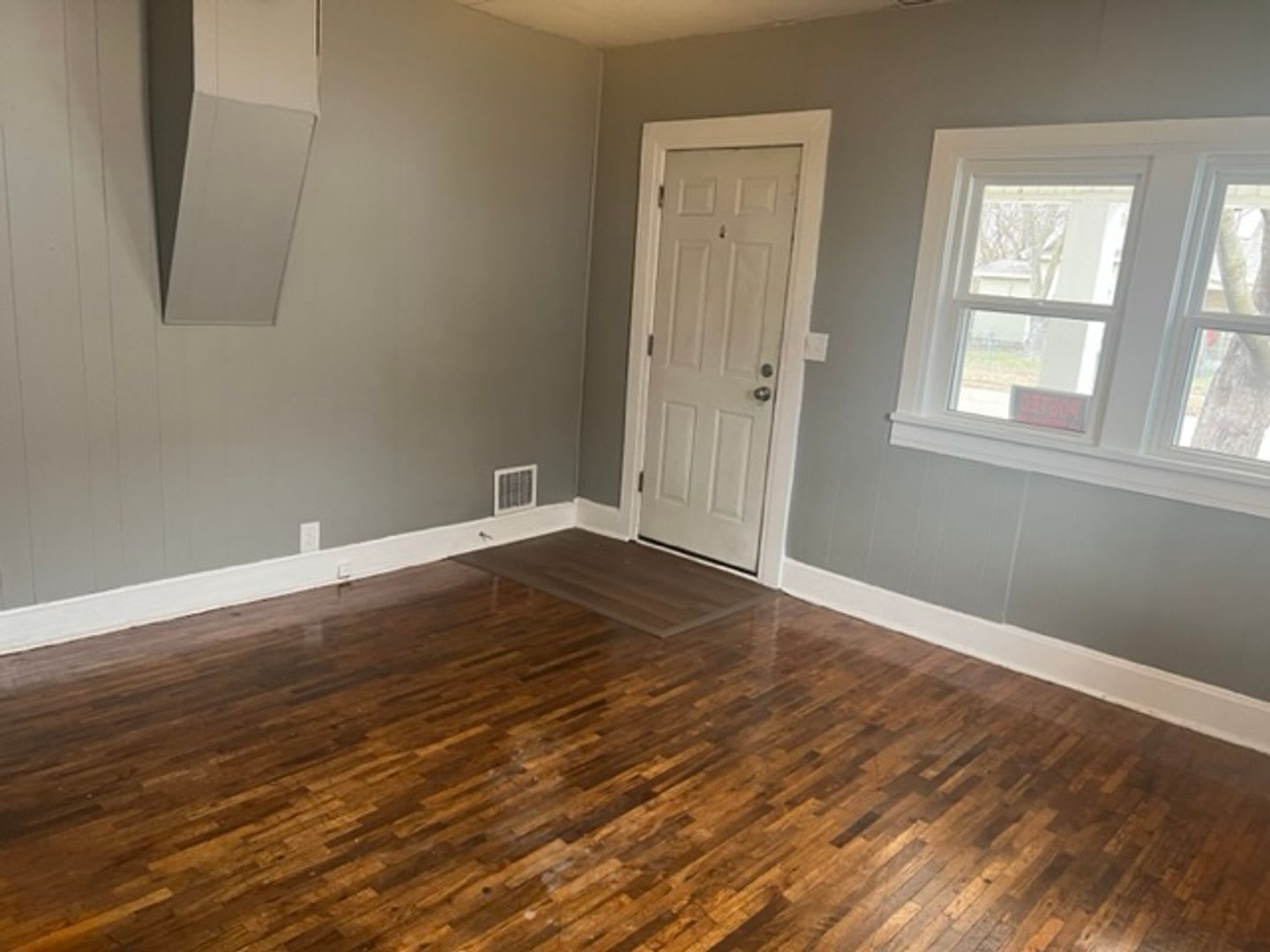 4 bed/1 bath, 1400 sqft home! 1700 W Chestnut St in Springfield MO. – photo 2