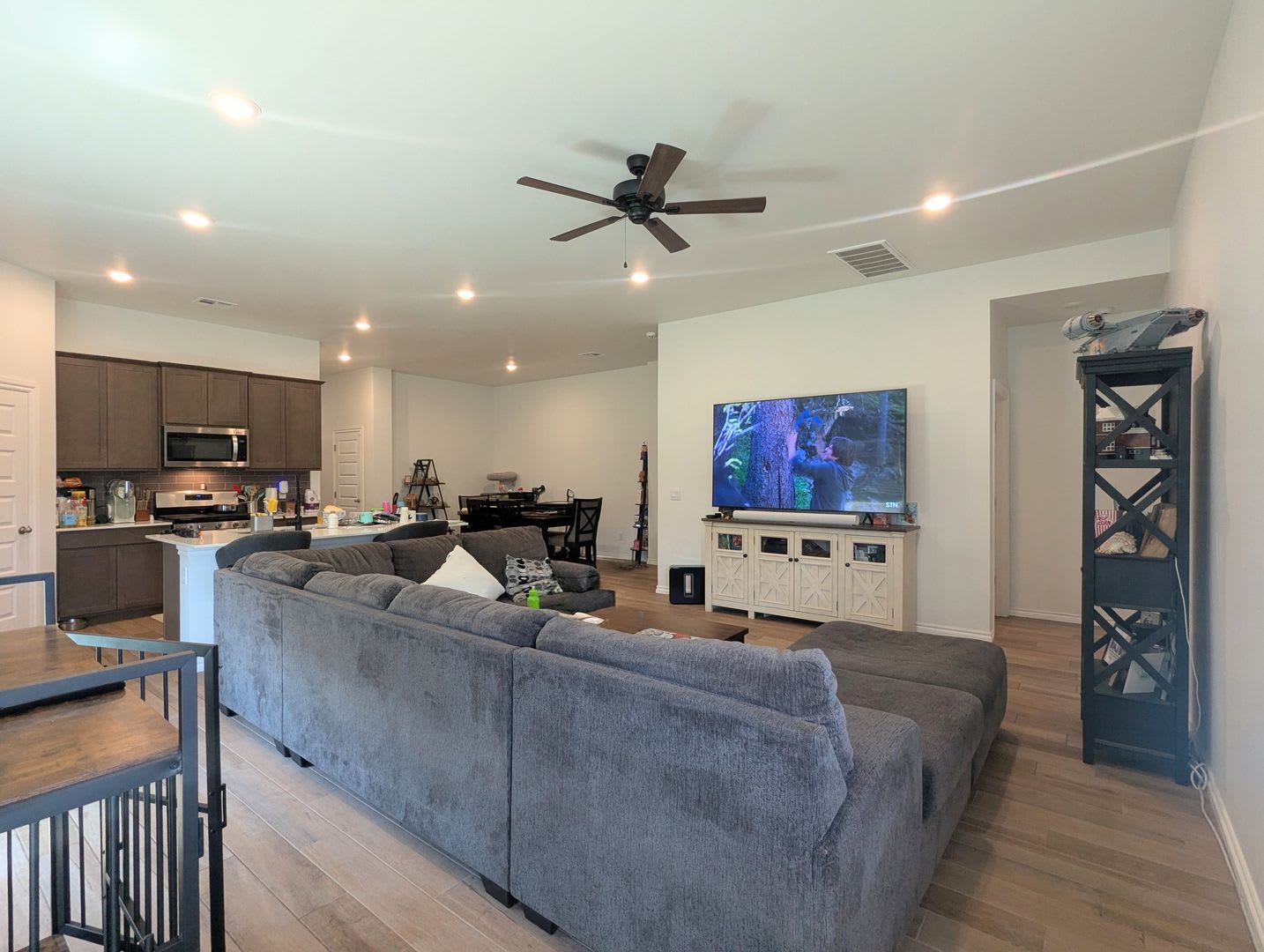 Beautiful 4-Bedroom Yukon Home with Study, 3 Full Baths & Fenced Backyard – photo 5