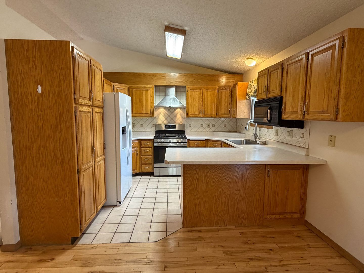 3-Bedroom Home on a Quiet Cul-de-Sac with 3-Car Garage – photo 4