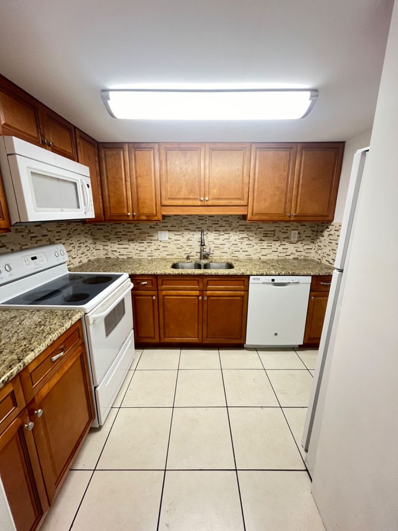 Nice 1-bedroom, 1-bathroom apartment. $1.00 security deposit with approved credit. – photo 3