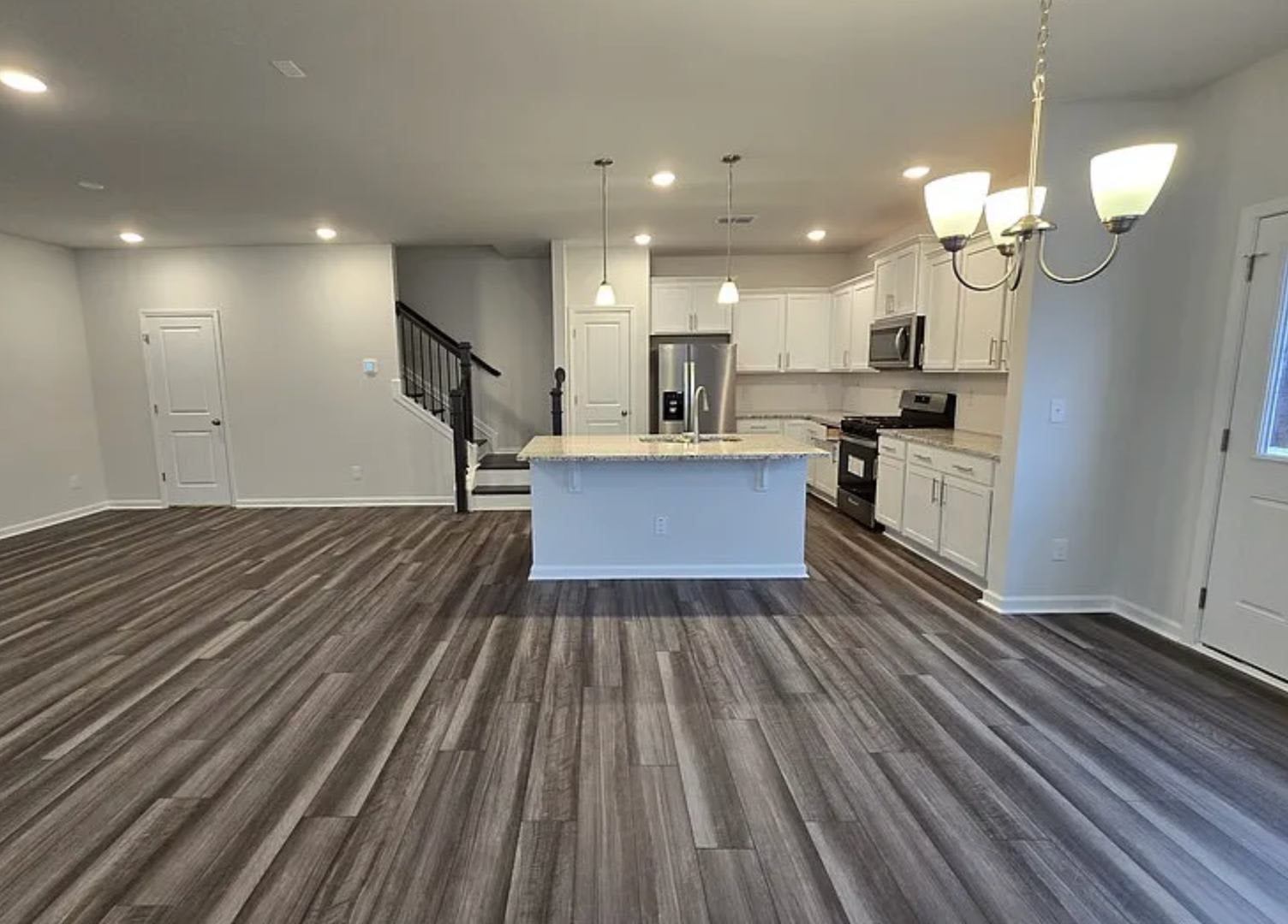 Modern Like-new 3 bedroom 2.5 bath townhouse in Jamestown w/2-car garage – photo 4