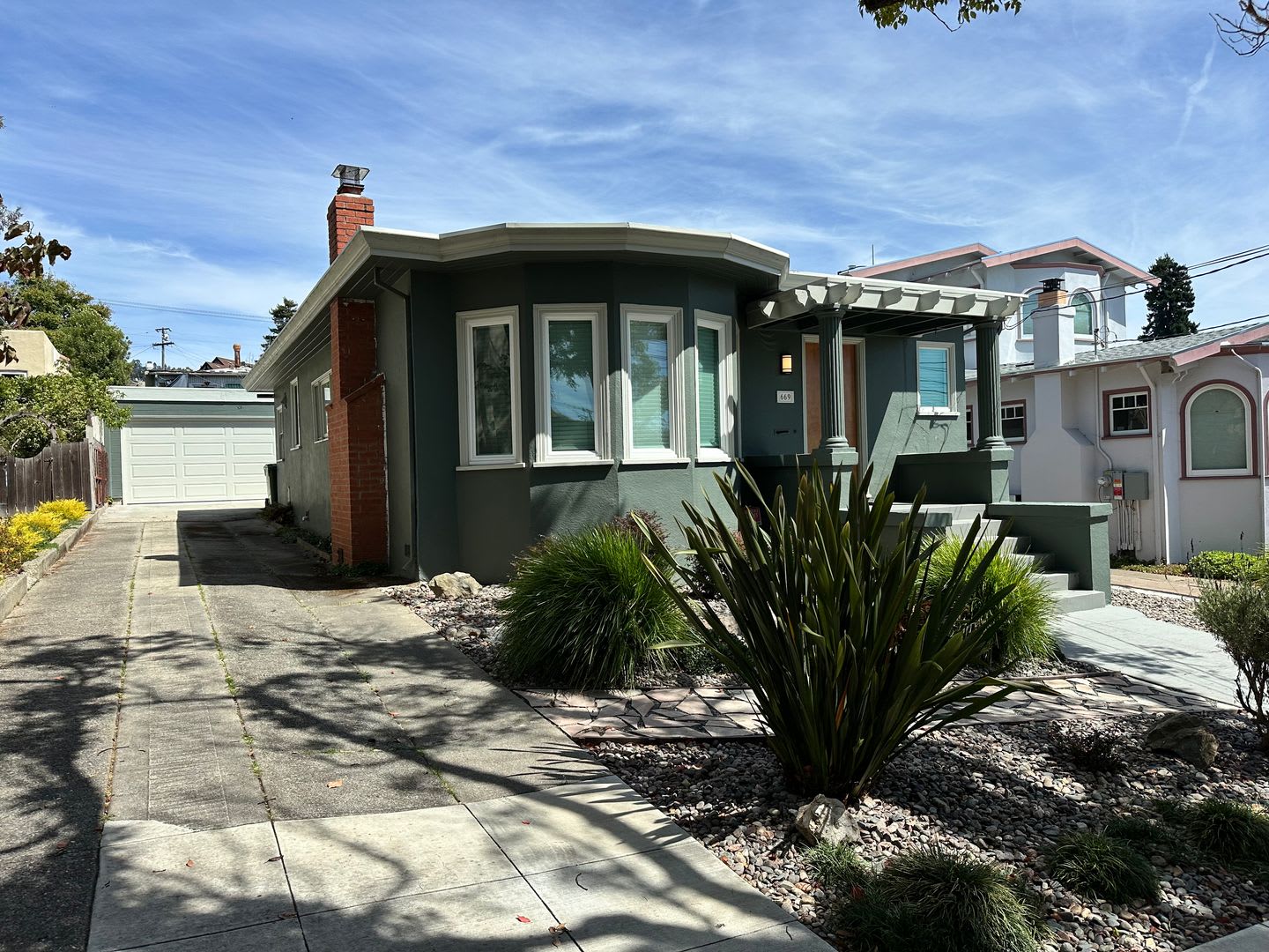 Charming 2Br Berkeley Home With Updated Kitchen Garage Backyard – photo 2