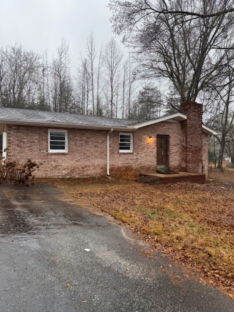 3 Bedroom 2 Bath Home With Large Yard – photo 1