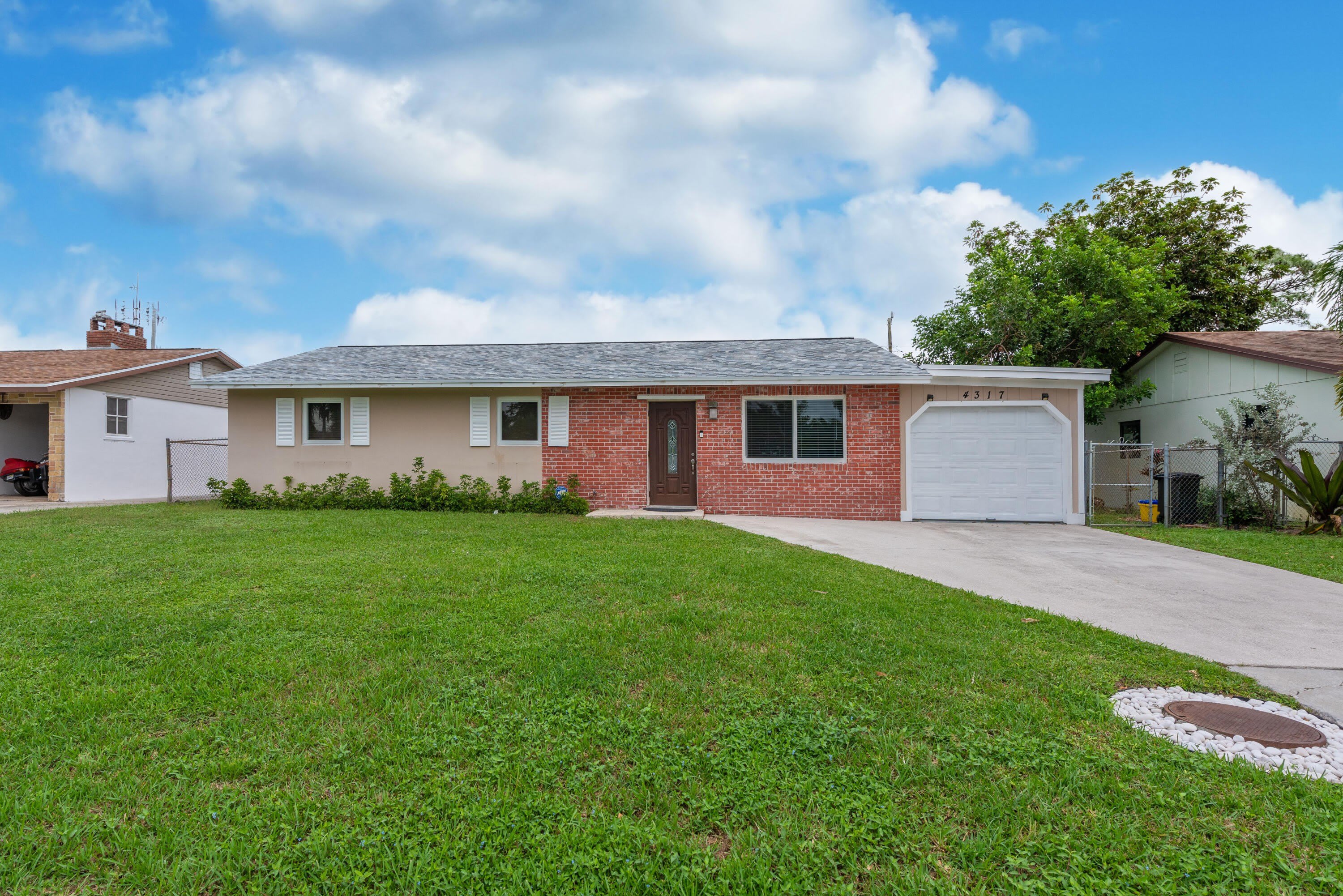 4317 Applecrest Drive – photo 1