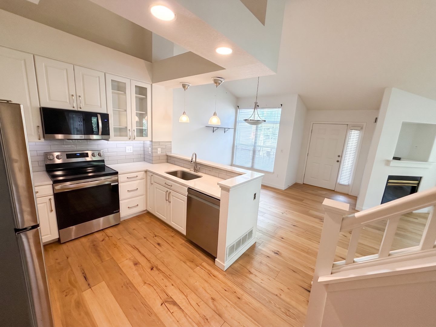 Beautiful 3 Bed Indian Peaks Townhome With Finished Basement 2 Car Garage – photo 3