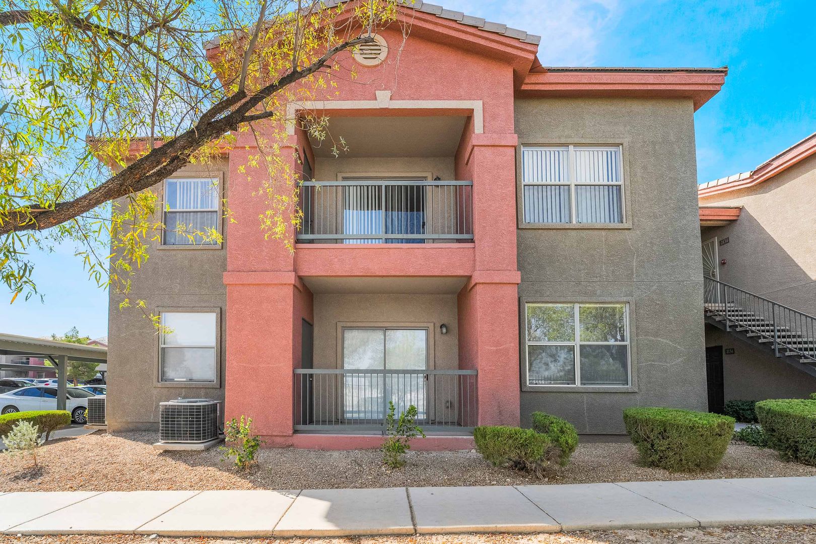 Beautiful Condo with Spacious Layout! – photo 2