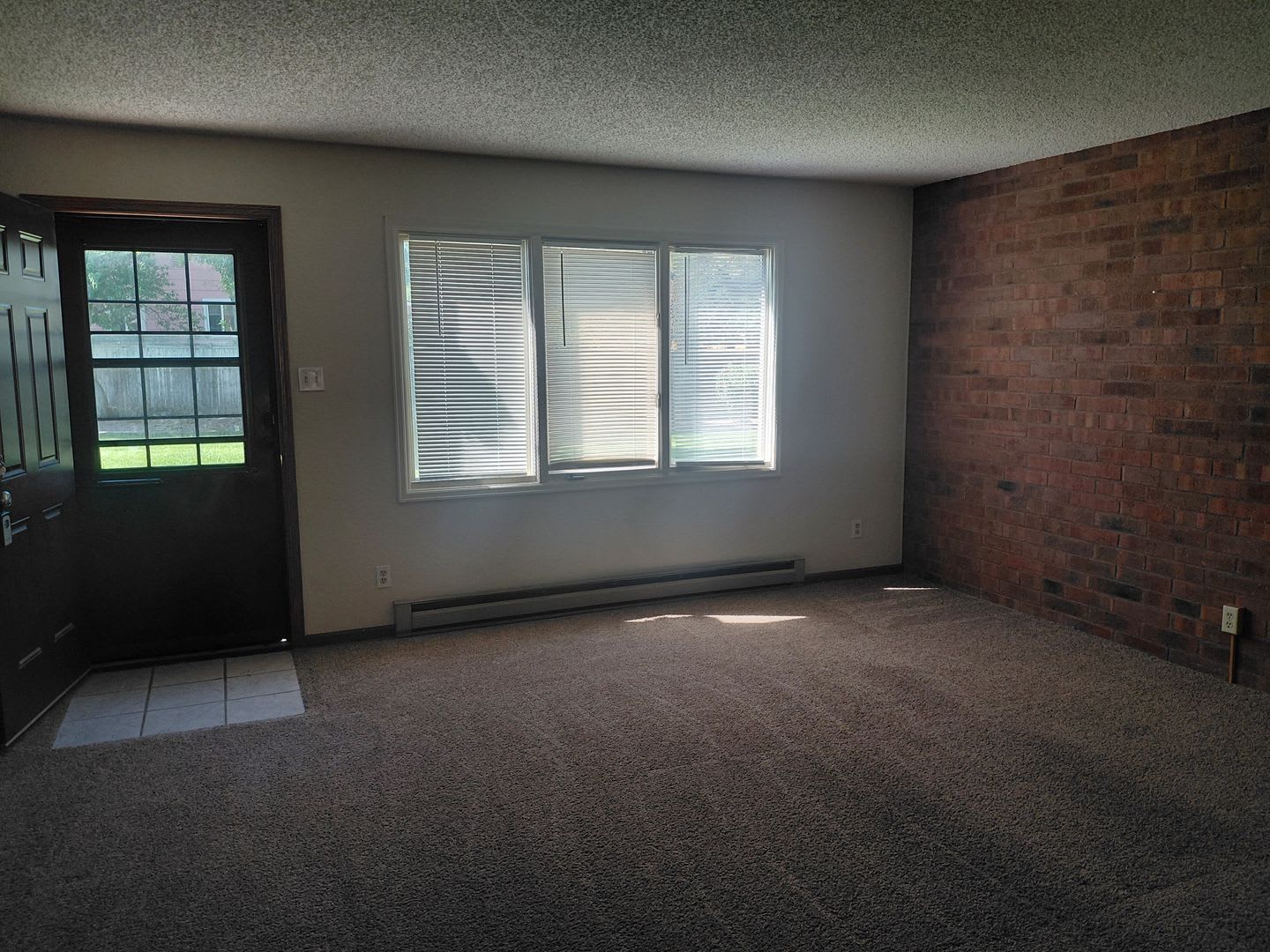 ALL PROSPECTIVE TENANTS MUST SUBMIT AN ONLINE APPLICATION AND BE PRE-QUALIFIED PRIOR TO ANY SHOWINGS. – photo 2