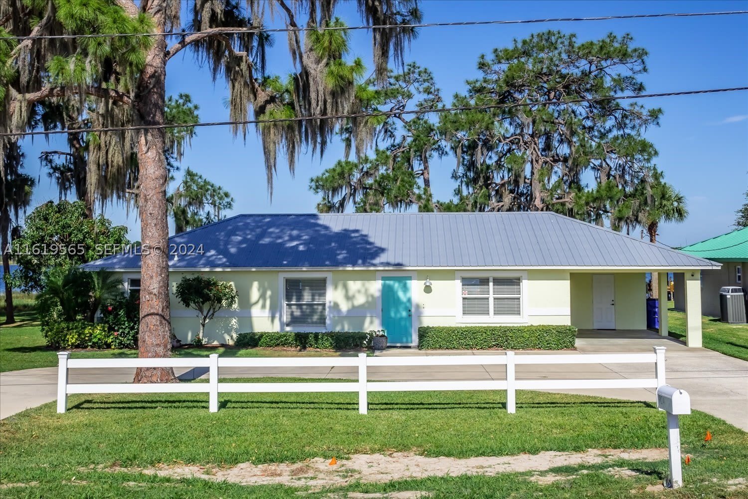 924 Lake Dr E – photo 2