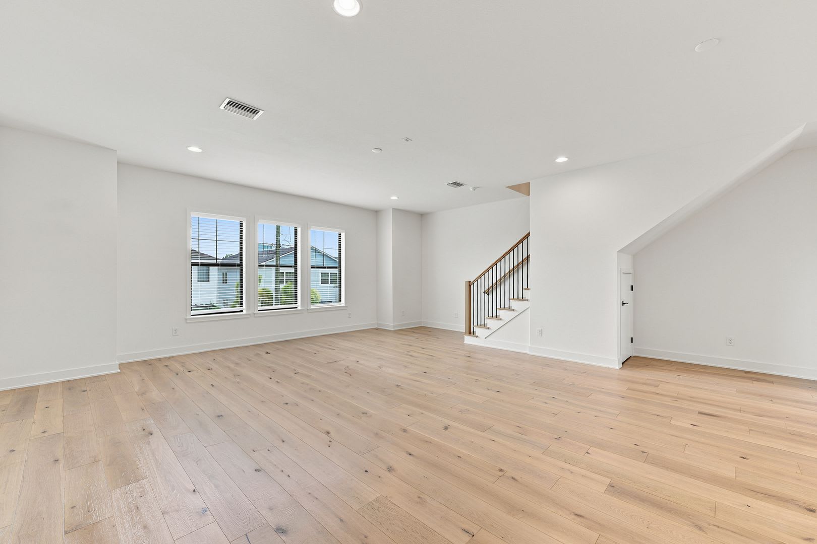 GORGEOUS Like NEW 4/3.5 CUSTOM TOWNHOME – photo 4