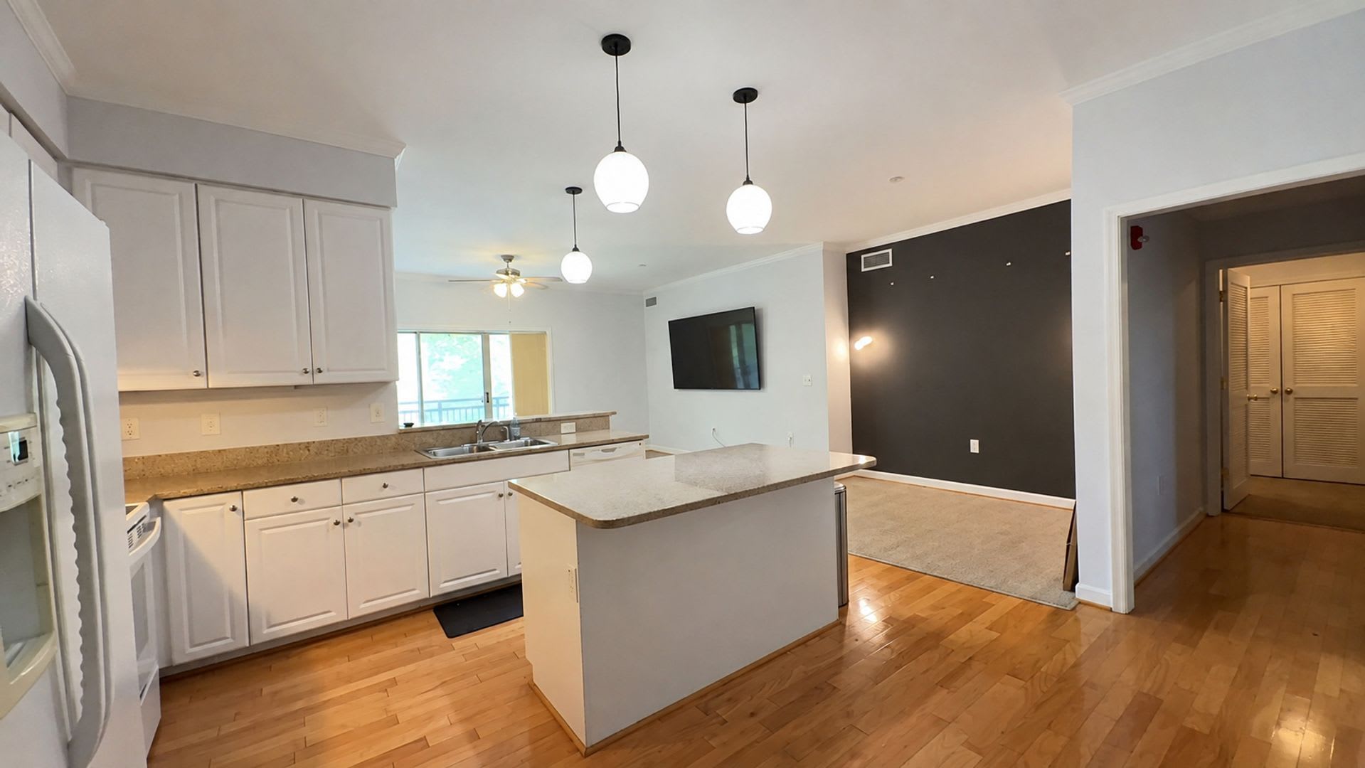 Charming 2-Bedroom Condo in Port Warwick – photo 3