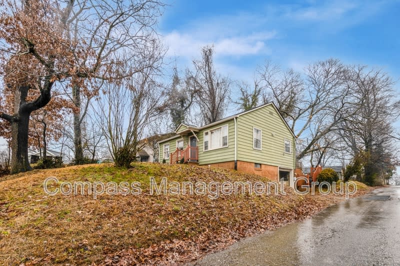 611 West Glenwood Avenue Northeast – photo 2