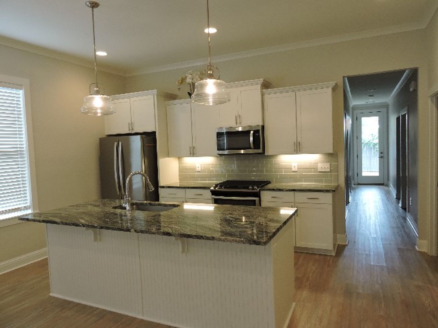 6 YR old Modern Farmhouse designed 3BR/2BA Plus Office – photo 4