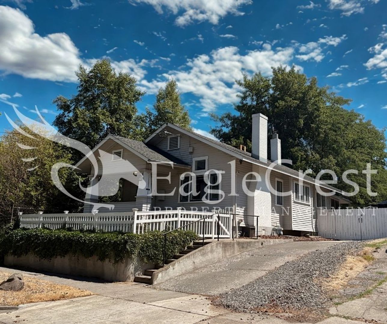 Rent Reduced! Beautifully Renovated Historic 3 Bedroom Home $200.00 Off 2nd Months Rent!!! – photo 2