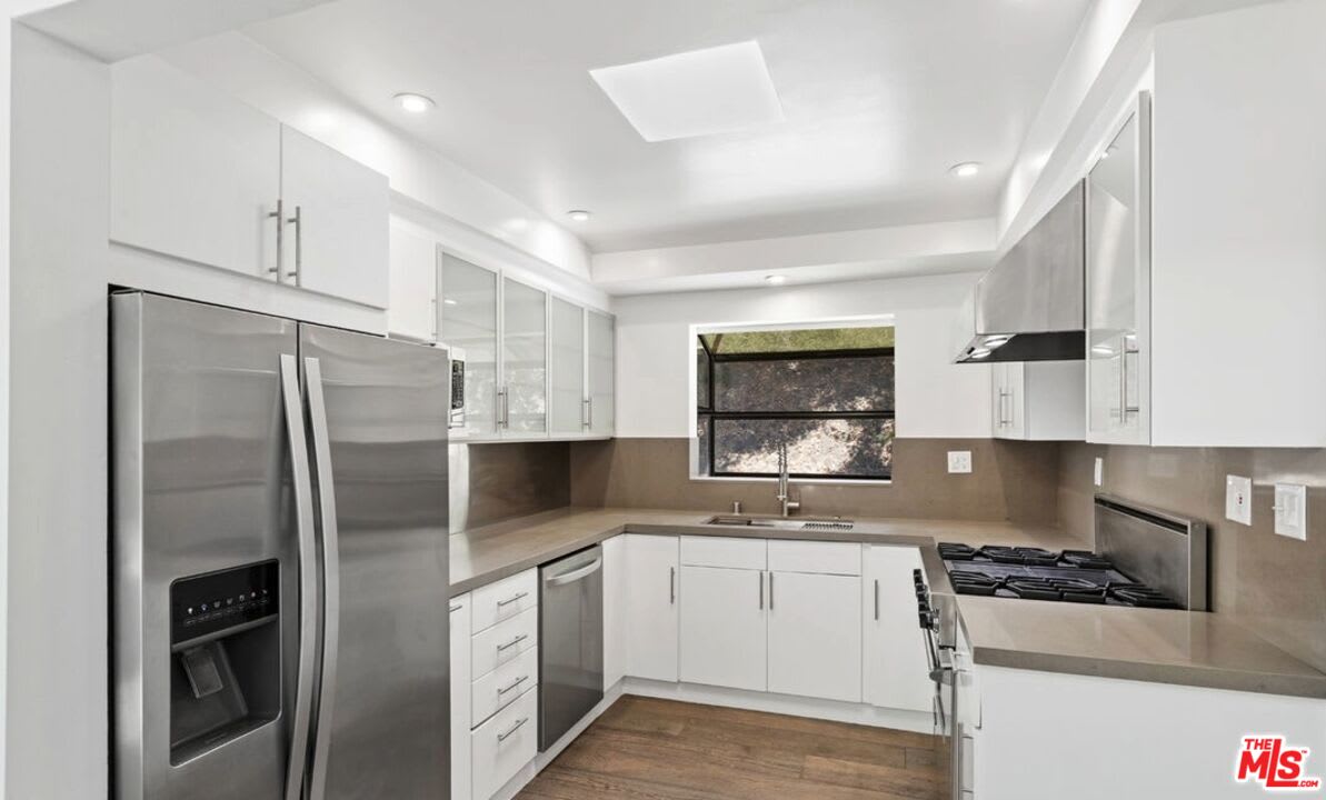 3933 Mandeville Canyon Road – photo 2