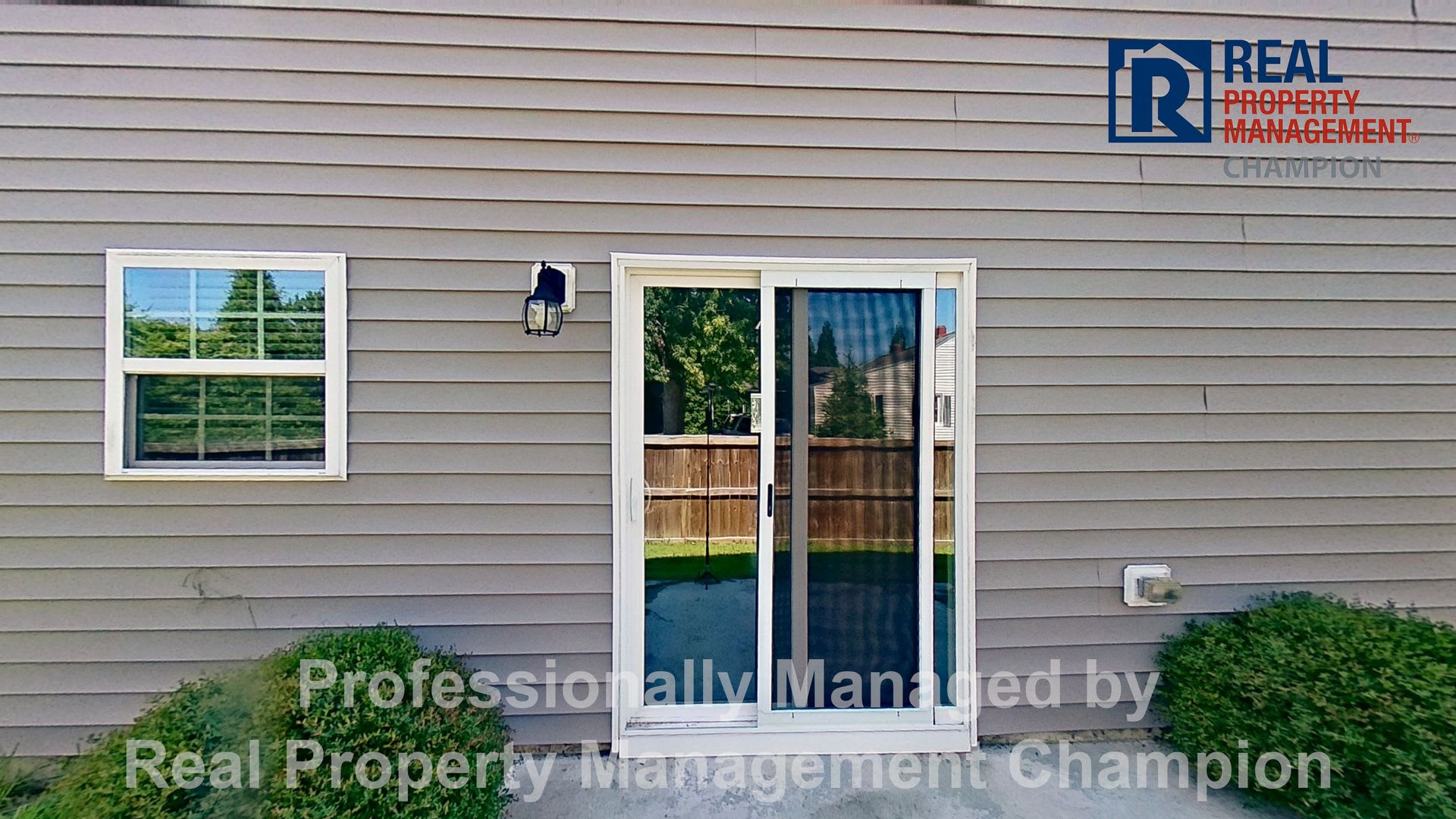 Spacious Home W Open Living Fireplace Fenced Yard Solar Panels – photo 5