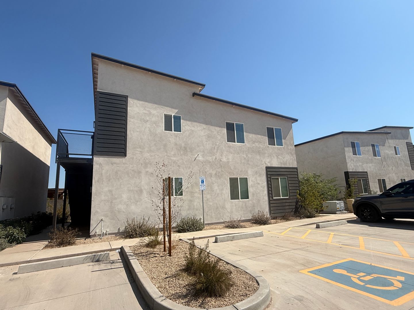 Newer Condo Built 2025, 3 bed, 2 bath, Vinyl wood floors, White cabinets, Quartz Counter tops – photo 1