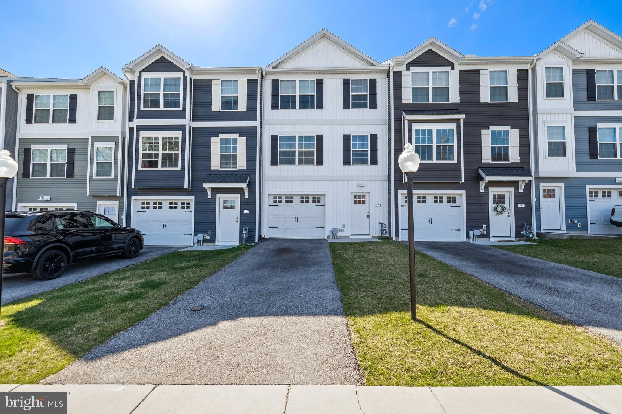 2085 CLINTON AVENUE – photo 1