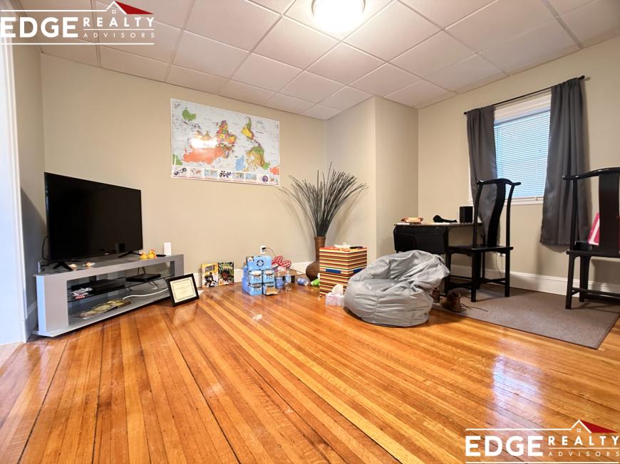 555 Washington St. – photo 2
