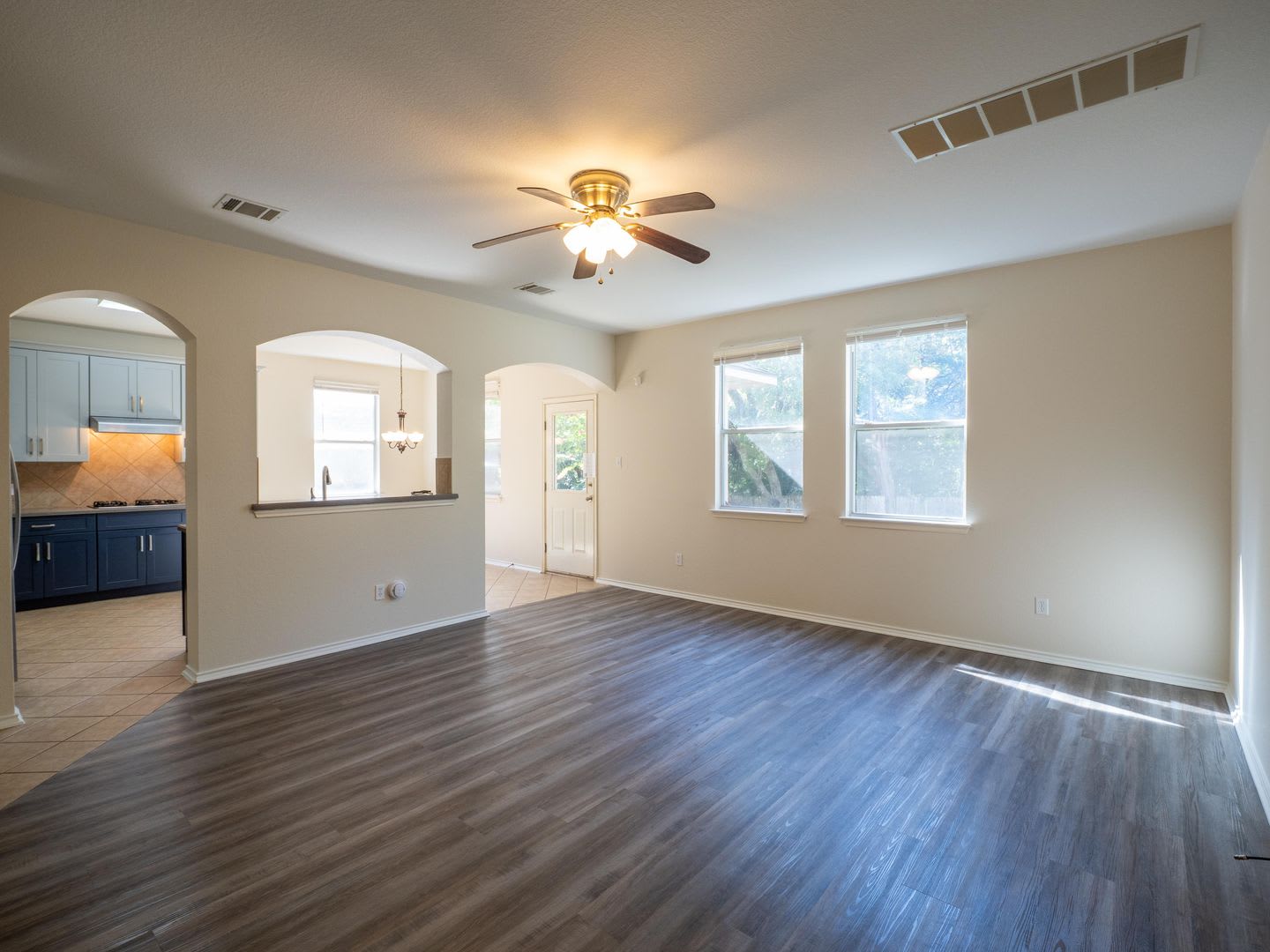 Welcome to your new home at our charming property – photo 4