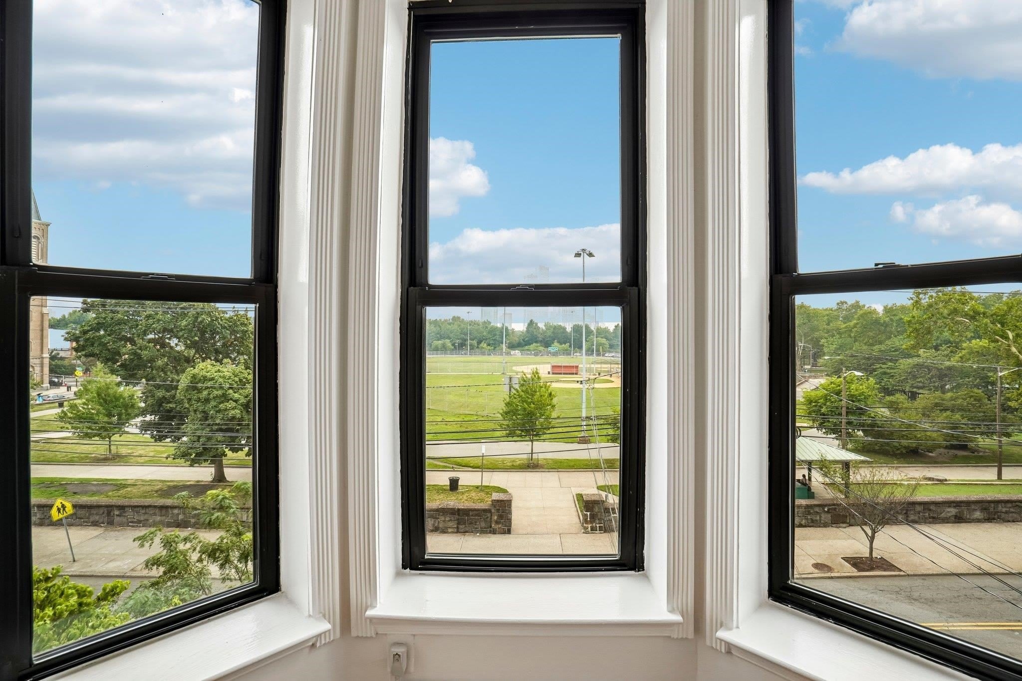 82 MANHATTAN AVE – photo 3