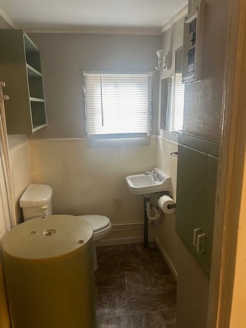 Cozy 2 Bedroom Home with Fenced Yard & Washer/Dryer – Ideal Rental Starter! – photo 4